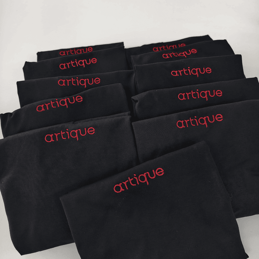 футболки с вышивкой логотипа