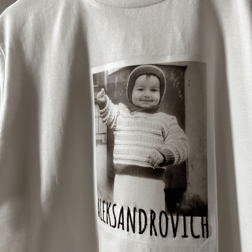 футболка с печатью и вышивкой